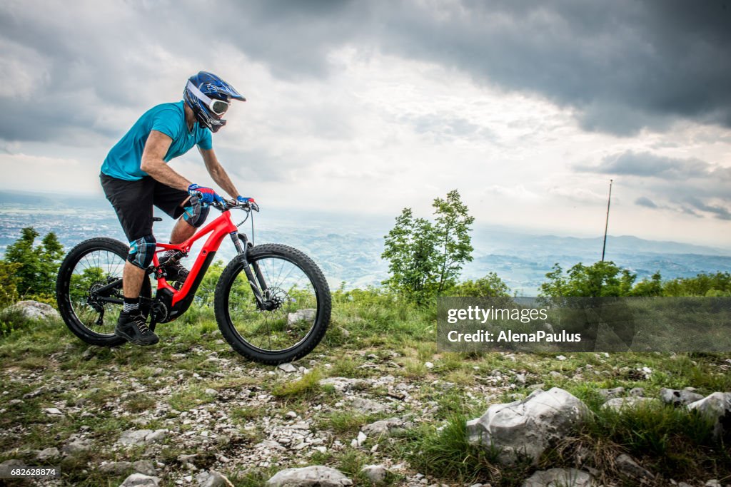 Rider bicicleta de Enduro All Mountain E - sendero MTB de adrenalina sobre la ciudad