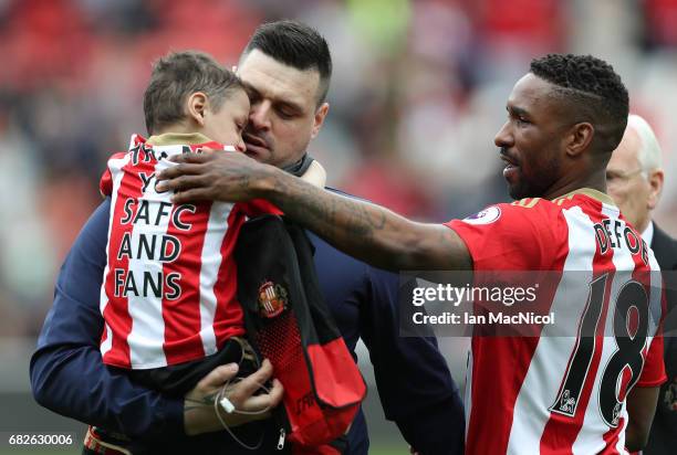 Jermain Defoe of Sunderland hands Bradley Lowery back to his Dad Carl Lowery prior to the Premier League match between Sunderland and Swansea City at...