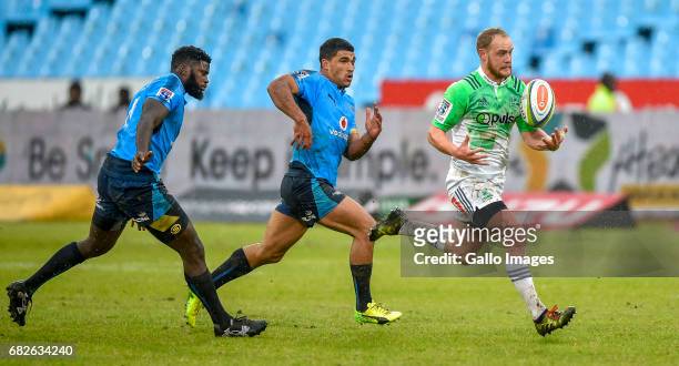 Matt Faddes of the Highlanders on his way to scoring his try during the Super Rugby match between Vodacom Bulls and Highlanders at Loftus Versfeld on...