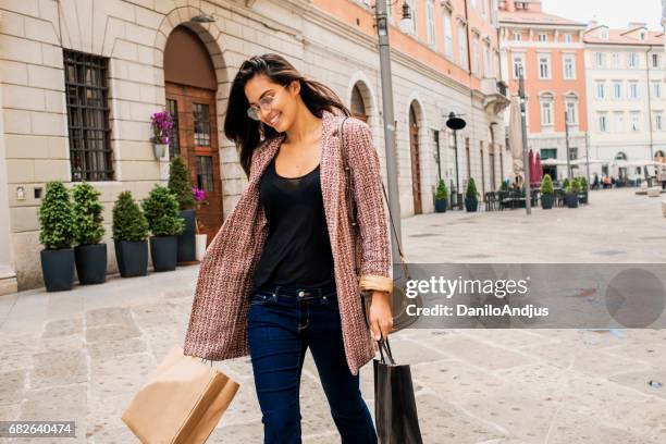 bella giovane donna che porta borse della spesa - blazer foto e immagini stock