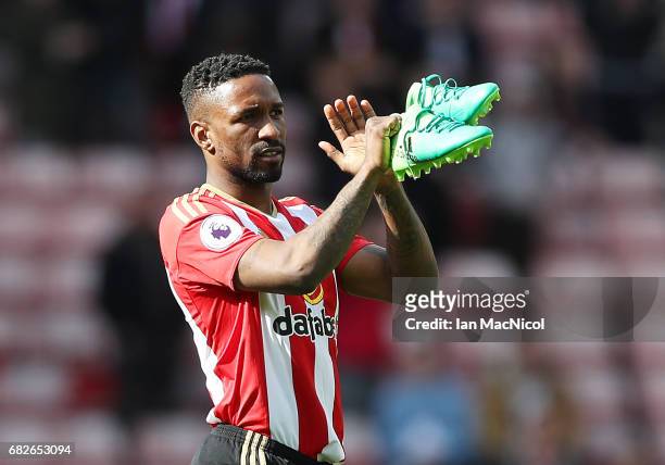 Jermain Defoe of Sunderland applauds the fans at the end of the match during the Premier League match between Sunderland and Swansea City at Stadium...