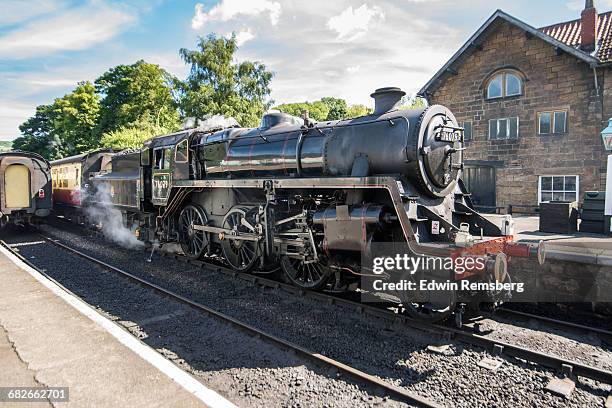 train at goathland railway station - locomotive fotografías e imágenes de stock