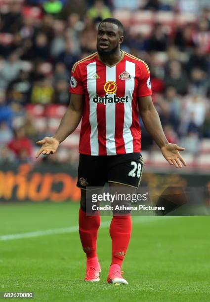 Victor Anichebe of Sunderland protests to the linesman for his foul against Kyle Naughton of Swansea City during the Premier League match between...