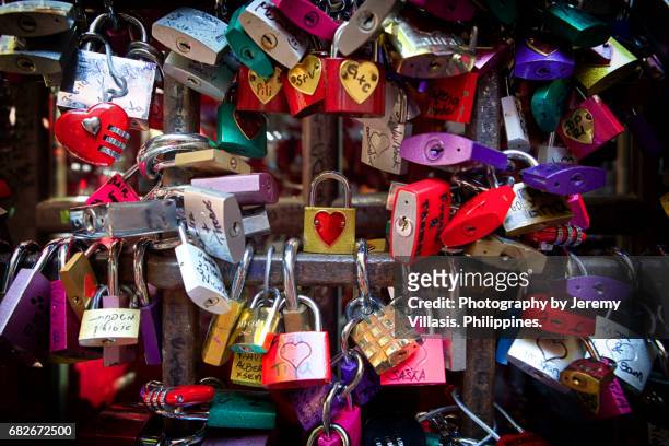 love locks at casa di giulietta in verona - love padlocks stock pictures, royalty-free photos & images