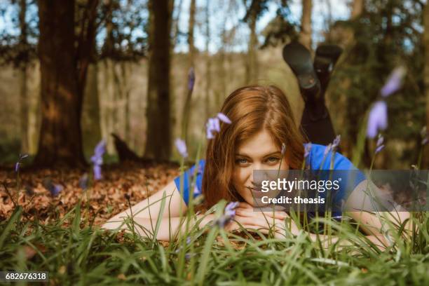 mujer joven hermosa en el bosque - theasis fotografías e imágenes de stock