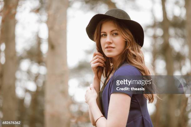 mooie jonge vrouw in het bos - theasis stockfoto's en -beelden