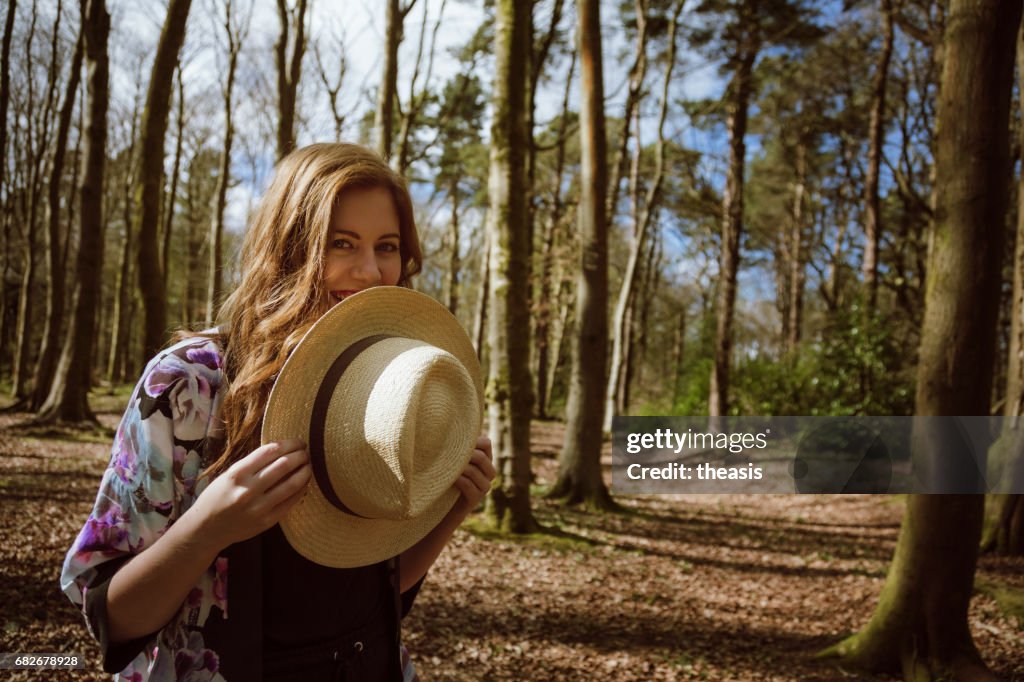 Mujer joven hermosa en el bosque