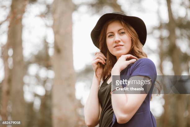 mooie jonge vrouw in het bos - theasis stockfoto's en -beelden