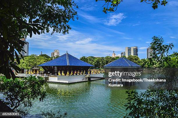 seema malakaya in gangaramaya temple - colombo imagens e fotografias de stock