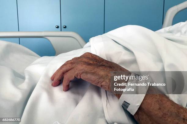 sick old woman in a bed - muerto fotografías e imágenes de stock
