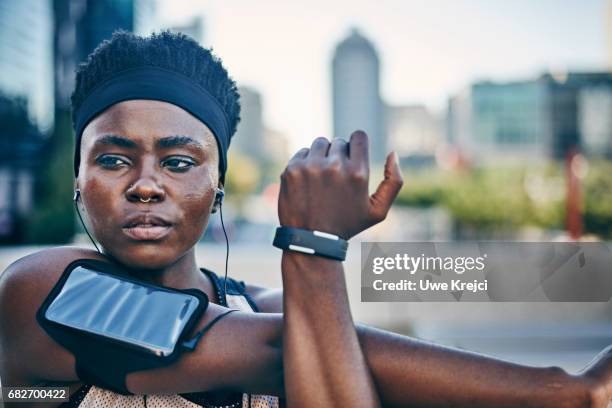 portrait of young female runner - fitness armband stockfoto's en -beelden