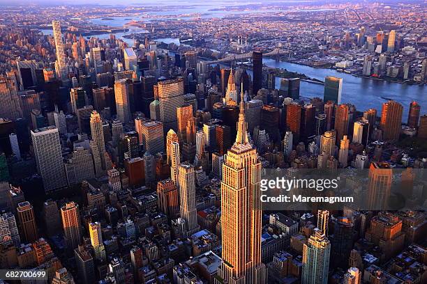 manhattan from above by helicopter - empire state building foto e immagini stock
