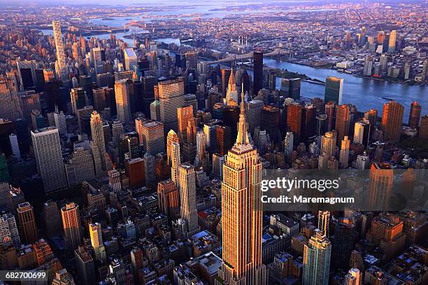 manhattan from above by helicopter - staat-new-york stockfoto's en -beelden