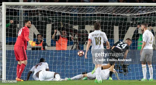 Andrea Conti of Atalanta BC scores the opening goal during the Serie A match between Atalanta BC and AC Milan at Stadio Atleti Azzurri d'Italia on...