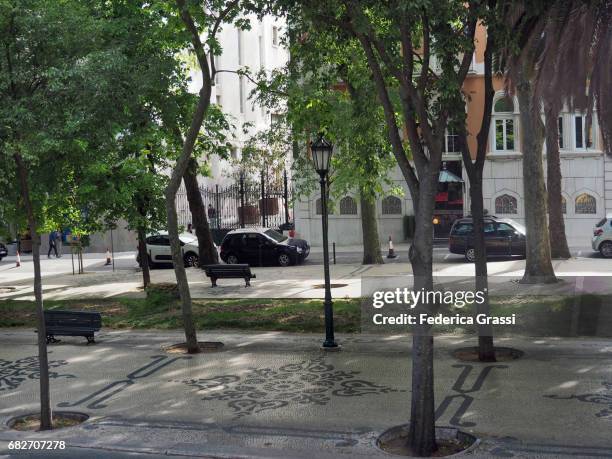 traditional mosaic cobblestone patterns, lisbon, portugal - portugees straatmozaïek stockfoto's en -beelden