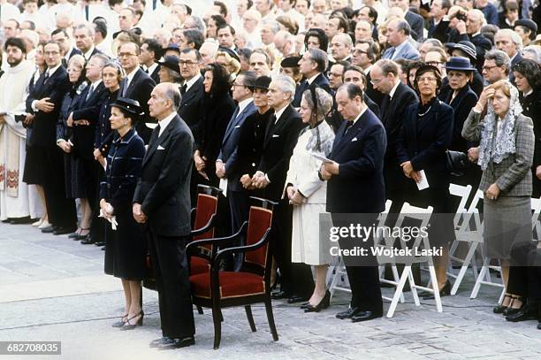 Pope John Paul II's apostolic journey to France. Holy mass at the Notre Dame cathedral in Paris, on May 31st 1980. Pictured: people gathered on the...