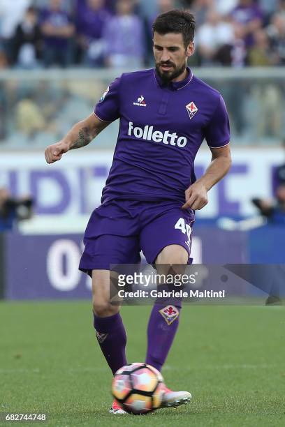 Nenad Tomovic of ACF Fiorentina in action during the Serie A match between ACF Fiorentina and SS Lazio at Stadio Artemio Franchi on May 13, 2017 in...