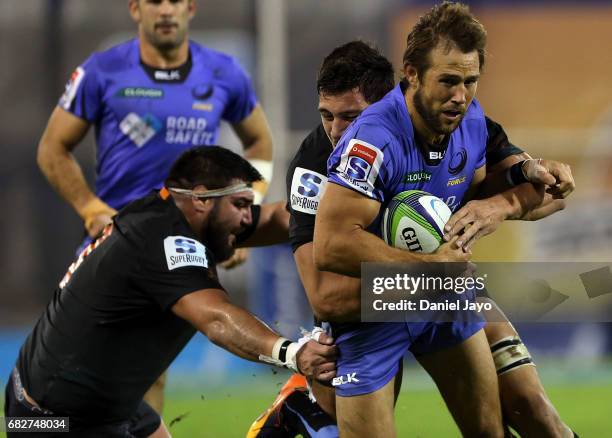 Peter Grant of Force is tackled by Ramiro Herrera of Jaguares during a match between Jaguares v Force as part of Super Rugby Rd 12 at Jose Amalfitani...