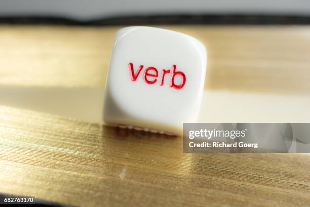 white dice with one word showing and with various backgrounds - thinking outside the box englische redewendung stock-fotos und bilder