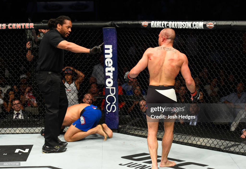 UFC 211: Alvarez v Poirier