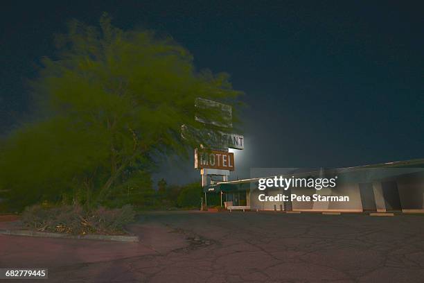 abandoned motel in baker, ca. - newnaivetytrend stock-fotos und bilder