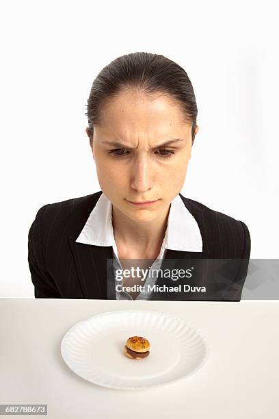 woman shocked by size of burger served to her - omlaag kijken stockfoto's en -beelden