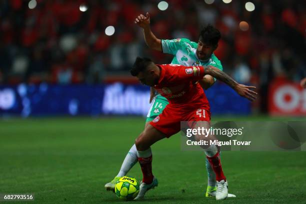 Enrique Triverio of Toluca fights for the ball with Nestor Araujo of Santos during the quarter finals second leg match between Toluca and Santos...