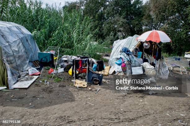 The Roma camp under the Magliana Bridge, inhabited by Roma Romanians, a camp of shacks near the shore of the Tiber river on October 10, 2013 in Rome,...