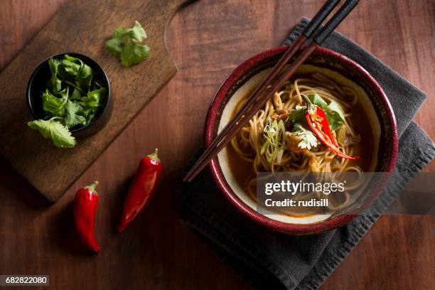 ramen piccante - cucina fusion foto e immagini stock