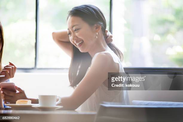 女の子は、休日にカフェで話します。 - 美大生　日本 ストックフォトと画像