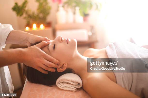 hoofdmassage - healing hands stockfoto's en -beelden