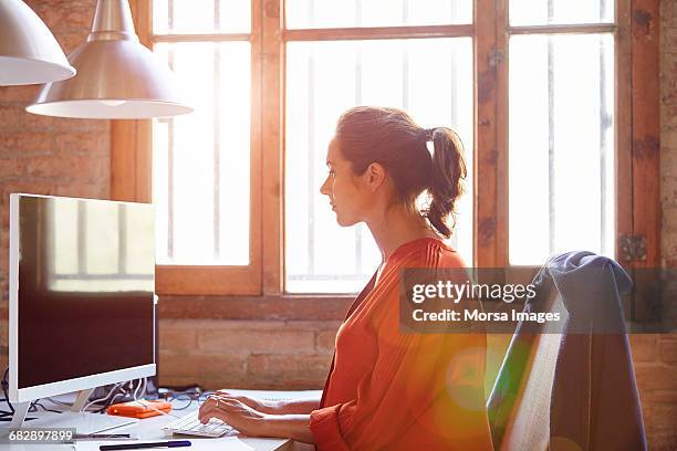 side view of pregnant businesswoman using computer - office desk top view fotografías e imágenes de stock