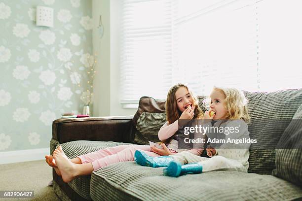 day in the life of a stay at home dad - broers en zussen stockfoto's en -beelden