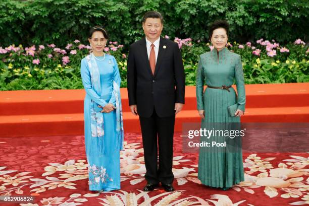 Chinese President Xi Jinping poses next to his wife Peng Liyuan and Myanmar's State Counsellor Aung San Suu Kyi at the welcoming banquet for the Belt...