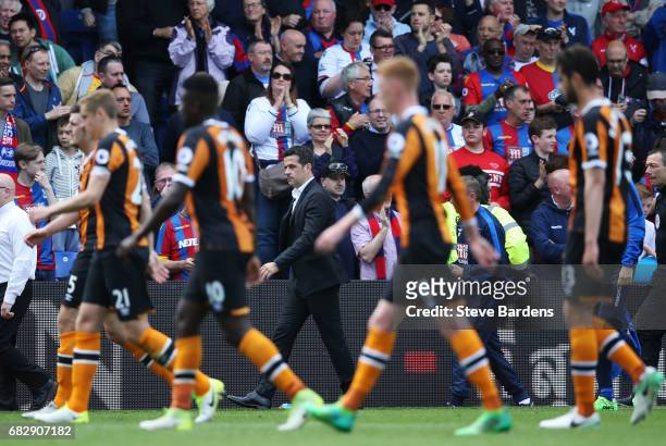 Marco Silva, Manager of Hull City and his team walk off looking dejected at half time during the Premier League match between Crystal Palace and Hull...