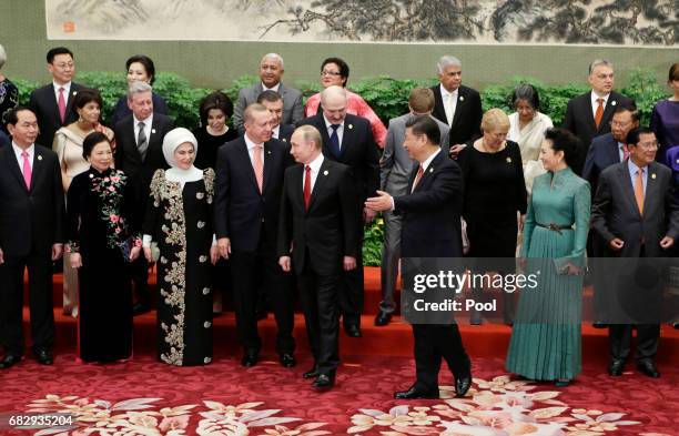 Chinese President Xi Jinping and wife Peng Liyuan with Russian President Vladimir Putin and other guests and delegates at the welcoming banquet for...