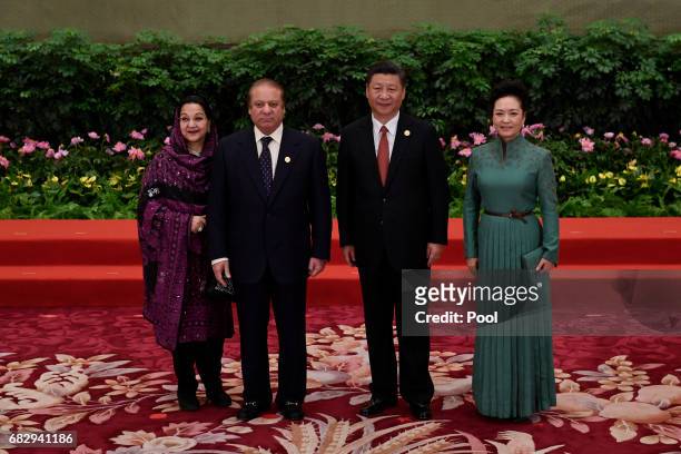 Pakistan's Prime Minister Nawaz Sharif and his wife Kalsoom Nawaz Sharif pose with Chinese President Xi Jinping and his wife Peng Liyuan during a...