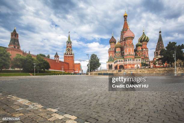 saint basil's cathedral in red square - zwiebelturm stock-fotos und bilder
