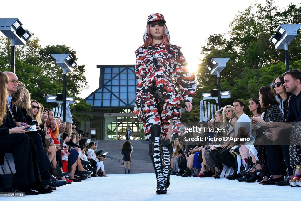 Louis Vuitton Resort 2018 Show - Runway