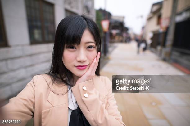街で若い女性の selfie 画像 - 自分撮り ストックフォトと画像