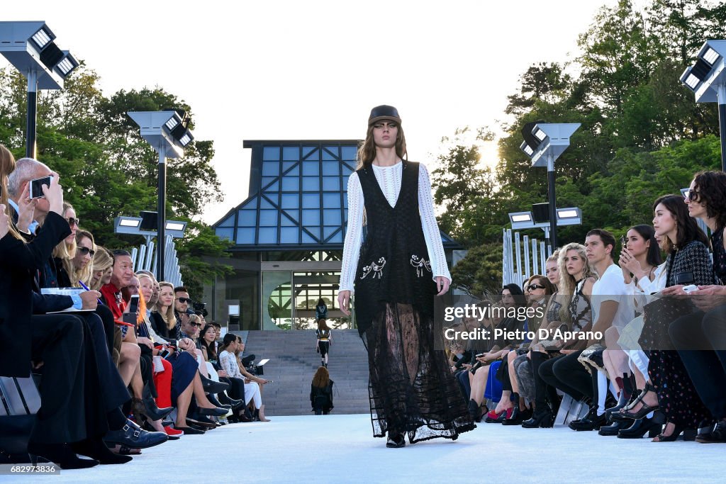 Louis Vuitton Resort 2018 Show - Runway