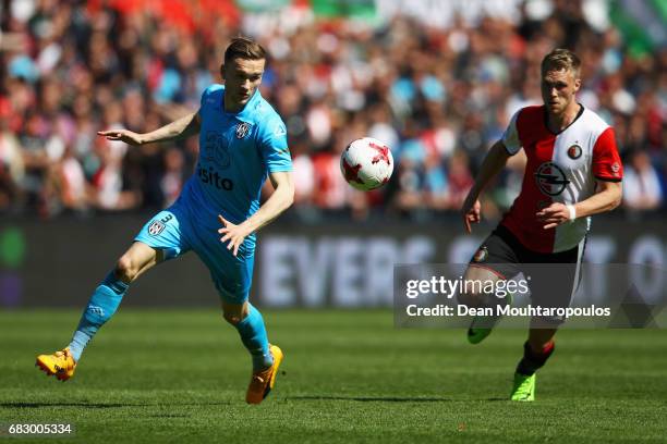 Mike te Wierik of Heracles Almelo battles for the ball with Nicolai Jorgensen of Feyenoord Rotterdam during the Dutch Eredivisie match between...