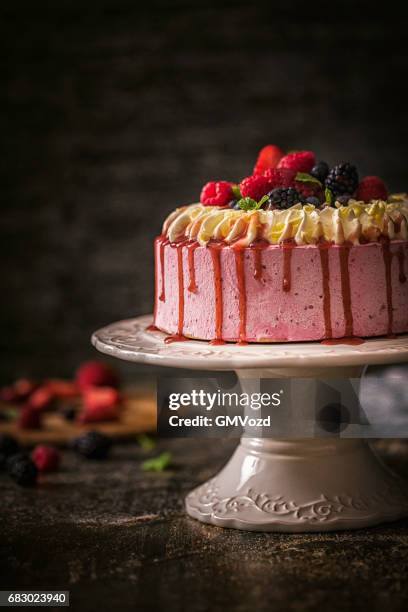 berry lager tårta med vispad grädde - jordgubbskaka bildbanksfoton och bilder