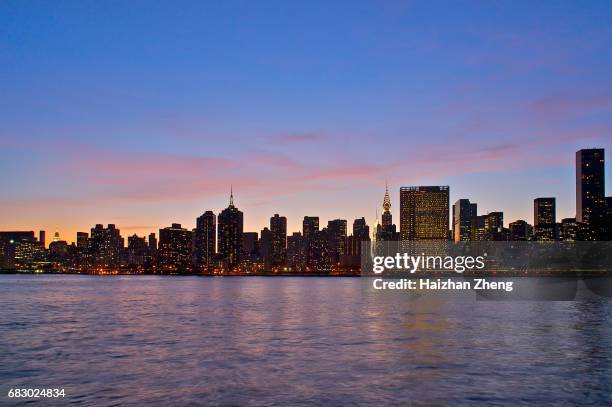 long island city skyline bei dämmerung - insel long island stock-fotos und bilder