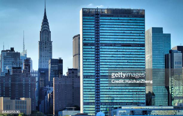 de skyline van ny met verenigde naties - day un stockfoto's en -beelden