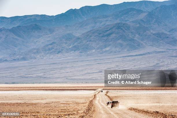 road towards devil's golfcourse in death valley national park california - mojavewoestijn stockfoto's en -beelden