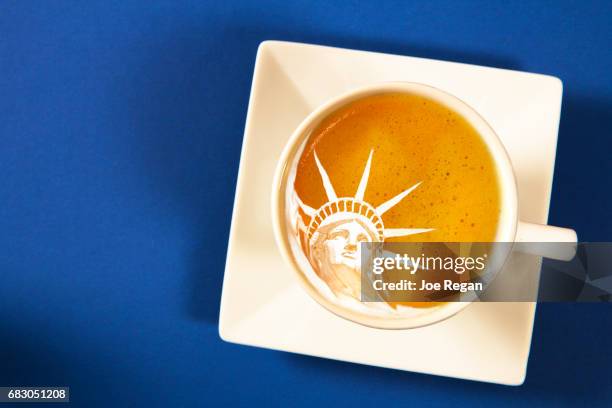 a cup of latte with decorated foam. - statue of liberty drawing stockfoto's en -beelden