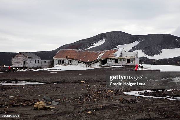 buildings of old whaling station - deception island foto e immagini stock