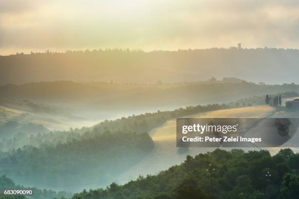 landscape in tuscany at sunrise, with the capella di vitaleta to the right - capella di vitaleta 個照片及圖片檔