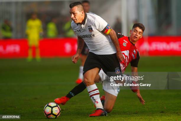 Esteban Paredes of Colo Colo struggles for the ball with Cristian Rojas of Antofagasta during a match between Colo Colo and Deportes Antofagasta as...